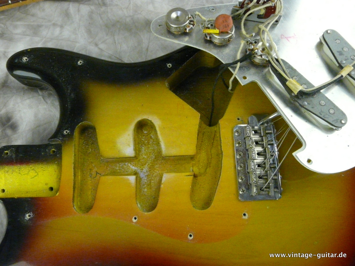 Fender-Stratocaster-1965_sunburst-Hagström-case-015.JPG Fender-Stratocaster-1965_sunburst-Hagström-case-021.JPG